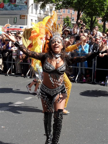 KdK 2015 Sambatänzerin beim Karneval der Kulturen 2015 in Berlin